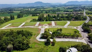Vista aérea de uma área de terreno com vegetação e estradas no interior de Lajeado.