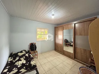 Quarto com parede azul e piso de cerâmica.