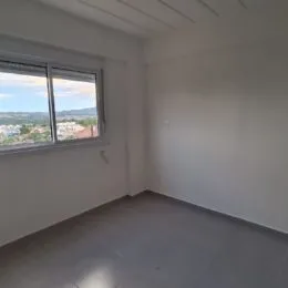 Vista de uma janela mostrando a paisagem externa de um imóvel em Lajeado.