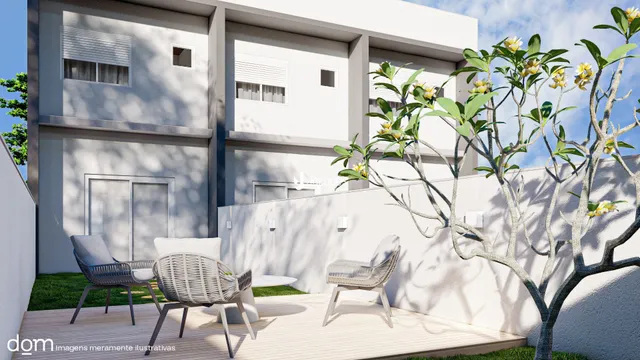 Fachada de uma residência moderna com deck e jardim em Lajeado.