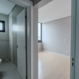 Foto de um corredor interno de um imóvel em Lajeado, Brasil.