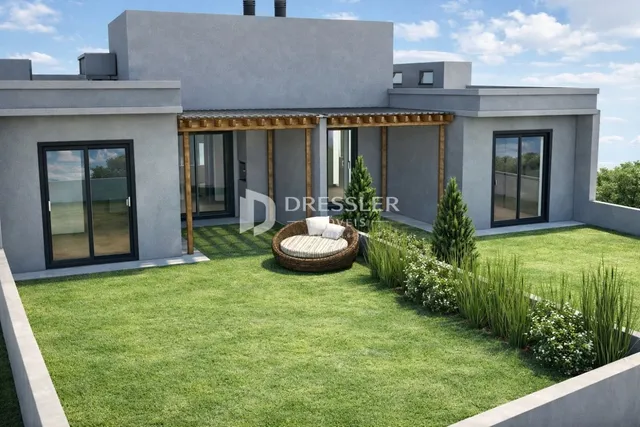 Fachada de uma casa moderna com jardim gramado em Lajeado, Brasil.
