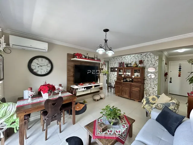 Sala de estar com móveis de madeira e decoração na Lajeado.