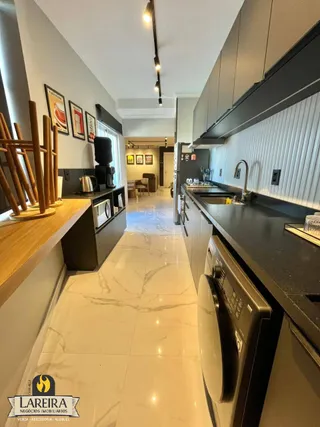 Vista de um corredor longo de uma residência moderna.