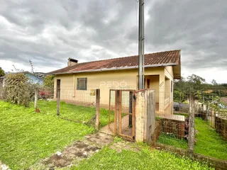 Foto da fachada de uma residência em Lajeado, Brasil, com jardim gramado.