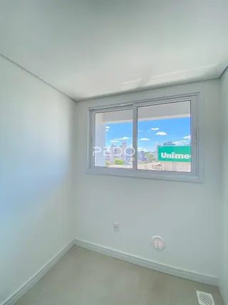 Parede interna com janela de grande porte em um imóvel.