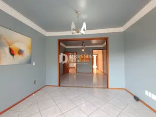 Hall de entrada com piso de cerâmica e paredes em tom azul claro.