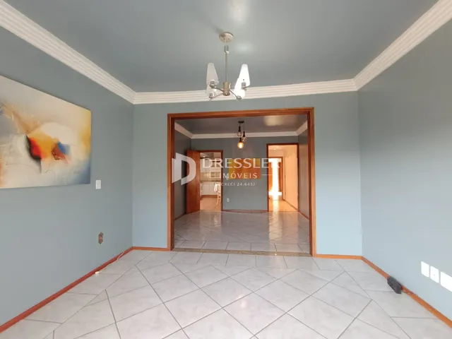 Hall de entrada com piso de cerâmica e paredes em tom azul claro.