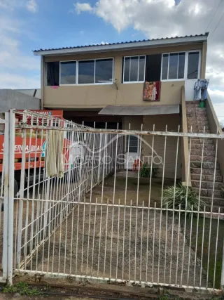 Vista externa da fachada de uma residência com cerca de metal em Lajeado, Brasil.