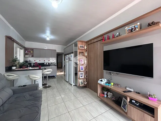Foto da sala de estar e cozinha de um imóvel em Lajeado, Brasil.