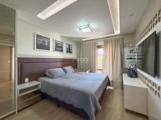 Quarto com cama grande e decoração moderna em um imóvel no Brasil.
