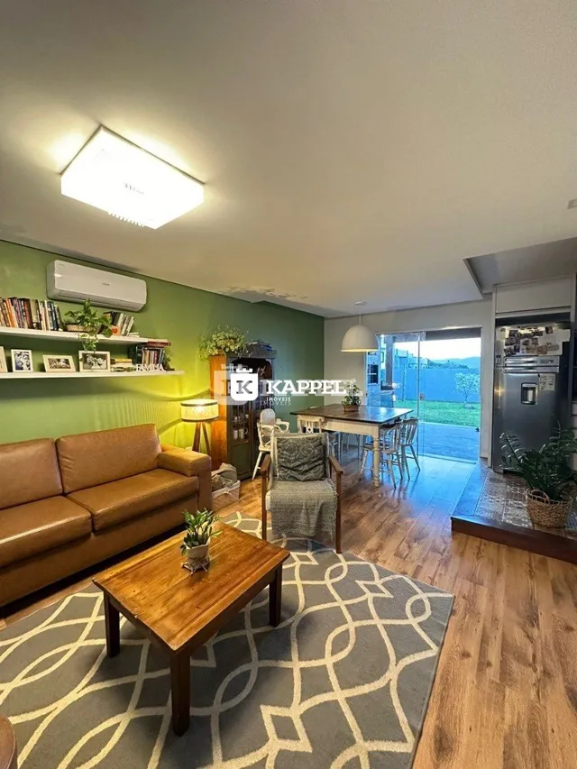 Sala de estar com sofá e piso de madeira.
