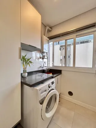 Foto de uma cozinha compacta com máquina de lavar e vaso sanitário.
