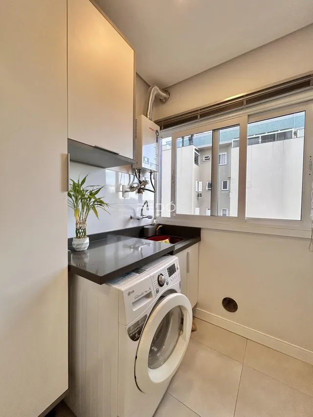 Foto de uma cozinha compacta com máquina de lavar e vaso sanitário.
