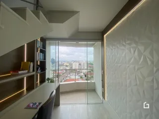 Interior de um apartamento moderno com paredes brancas e piso claro.