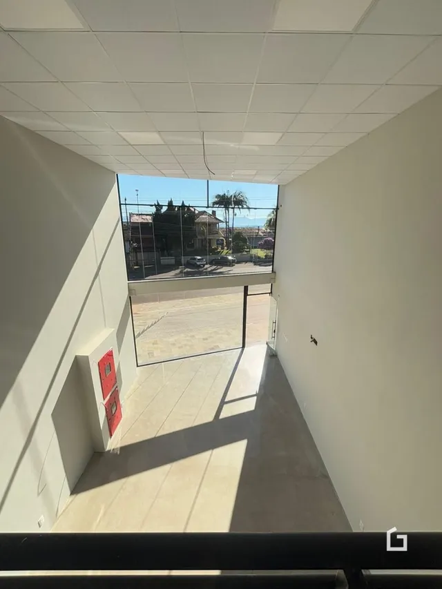 Vista de um ambiente interno com acesso a uma área externa.