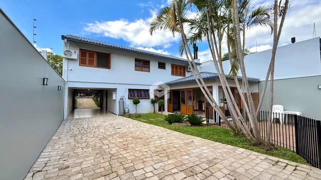 Fachada de uma residência em Lajeado, Brasil, com entrada pavimentada.