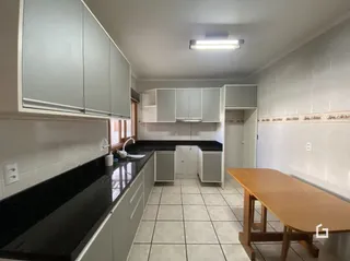 Foto da cozinha de um imóvel em Lajeado, Brasil.