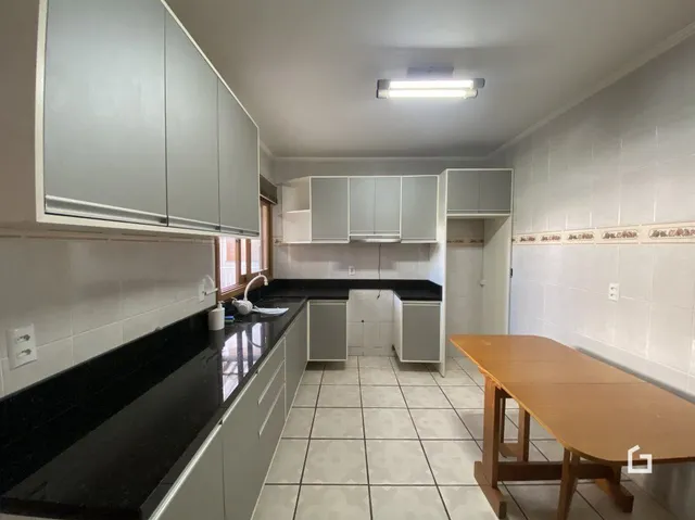 Foto da cozinha de um imóvel em Lajeado, Brasil.