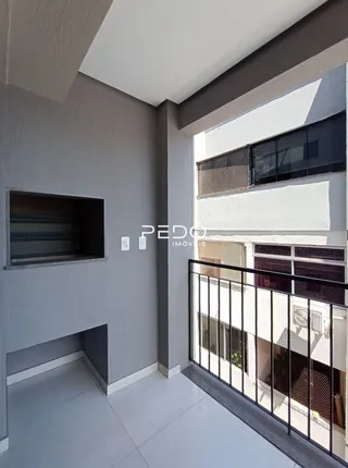 Vista interna de um ambiente com parede cinza e sacada.