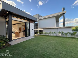 A fachada moderna de uma casa em Lajeado, Brasil, com jardim gramado.