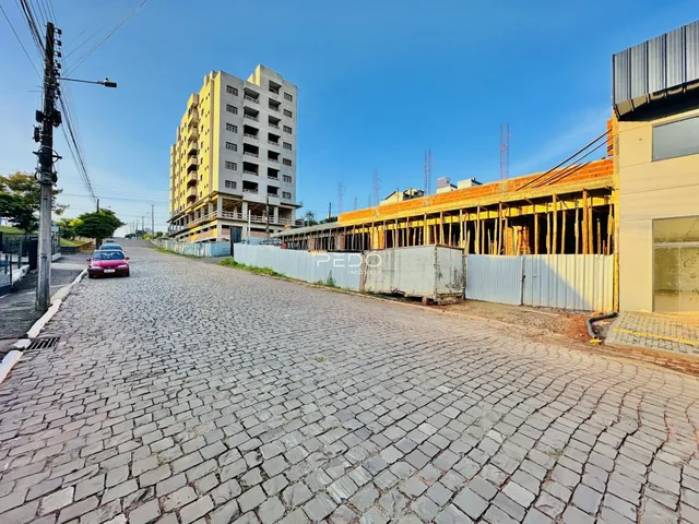 Vista da rua com um prédio em construção em Lajeado, Brasil.