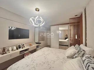 Quarto com cama e televisão em um apartamento no Brasil.