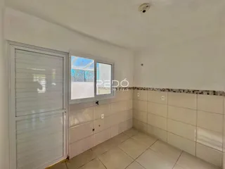 Interior de uma sala com piso de cerâmica e revestimento de parede.