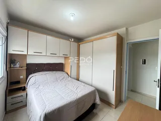 Quarto com armários e cama em um imóvel no Brasil.