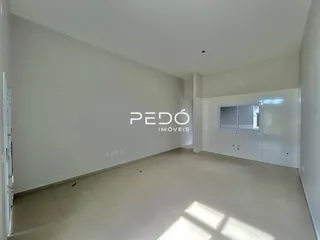 Vista interna de um ambiente claro com paredes brancas.