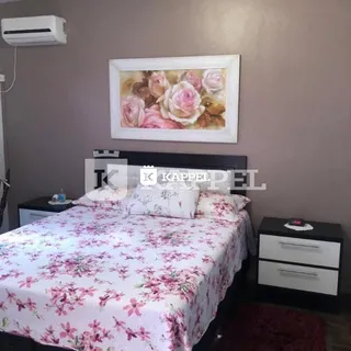 Quarto com cama de casal e ar condicionado instalado.