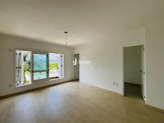 Sala de estar com grande janela e vista externa.