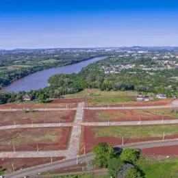 Vista aérea de campos agrícolas e um rio na paisagem de Lajeado.