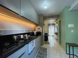 Vista da cozinha e área de circulação de um imóvel em Lajeado.