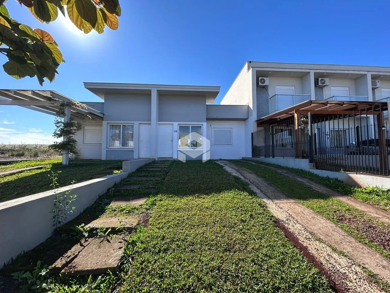 Vista externa de uma residência em Lajeado, Brasil, com jardim e acesso de entrada.
