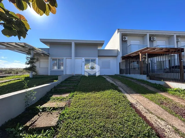 Vista externa de uma residência em Lajeado, Brasil, com jardim e acesso de entrada.