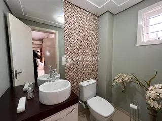 Foto de um banheiro com pia e vaso sanitário em um imóvel no Brasil.