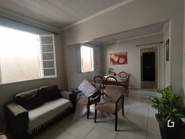 Sala de estar com sofá e mesa de jantar em um imóvel no Brasil.