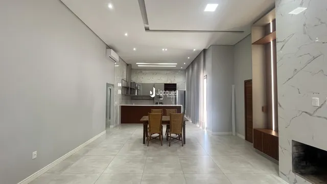 Ambiente interno moderno com piso claro e mesa de jantar.