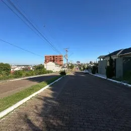 Vista da rua pavimentada em Lajeado, Brasil.