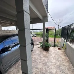 Vista da área externa e coluna de um imóvel em Lajeado, Brasil.