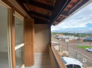 Vista do teto e da abertura de uma sala interna com vigas de madeira.