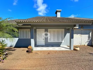 Fachada de uma casa residencial em Lajeado, Brasil, com telhado de telhas.