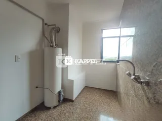 Hall de entrada com aquecedor de água branco e piso de granito.