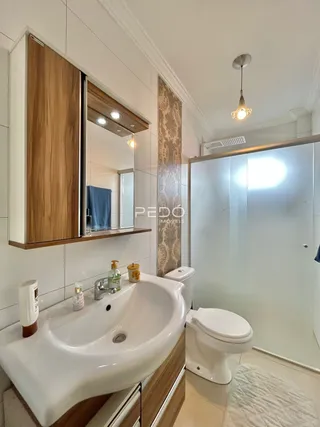 Foto interna de um banheiro com pia e vaso sanitário.