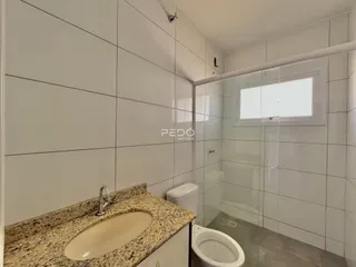 Banheiro com revestimento cerâmico nas paredes e piso.