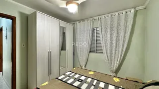Quarto com armários e cama em um ambiente claro.