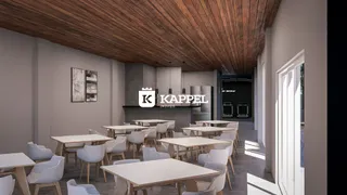 Uma sala de jantar com mesas brancas e cadeiras claras em um ambiente moderno.