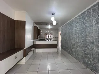 Hall de corredor com piso de cerâmica e armários de madeira.