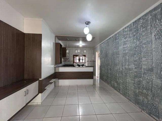 Hall de corredor com piso de cerâmica e armários de madeira.